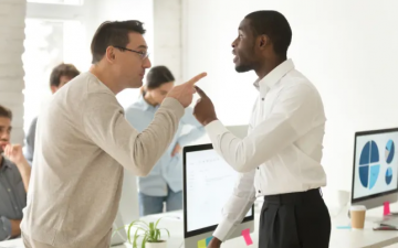 نزاعات مكان العمل تكبد الشركات خسائر ضخمة.. كيف تتجنبها؟